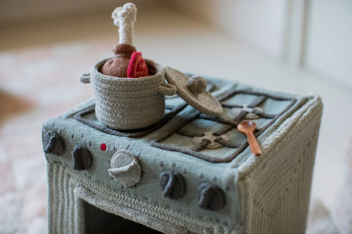 Handmade Textile Play Stove with Pot and Oven Mitt, photo 4