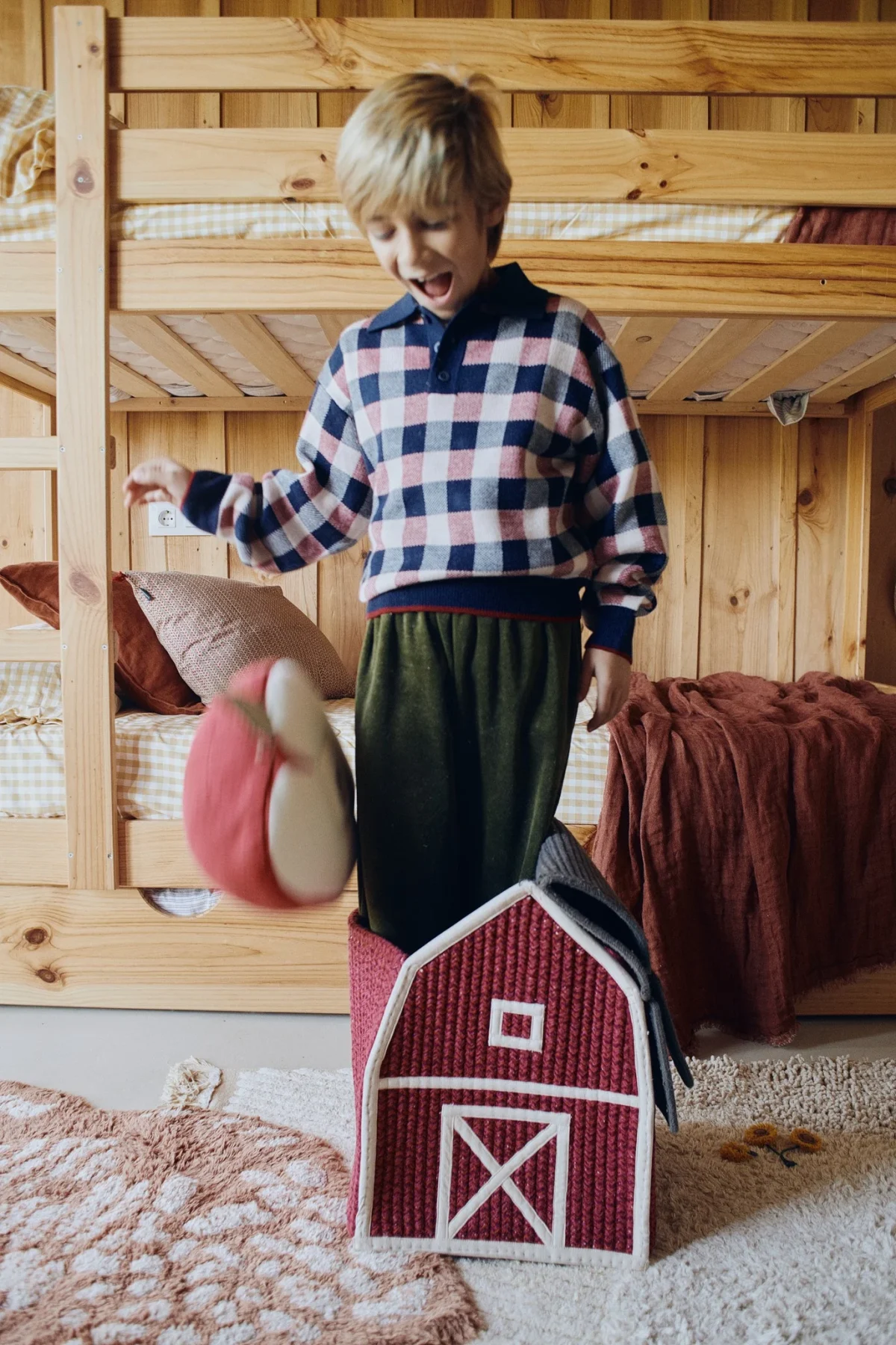 Lorena Canals Country Barn — плетёная корзина в виде красного амбара, фото 4