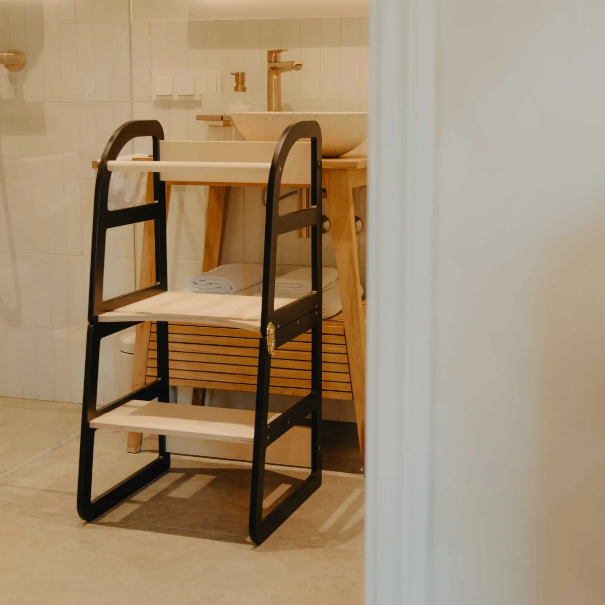 leg&go Sleekstep — 2-in-1 Tower That Folds into a Table & Chair, photo 3