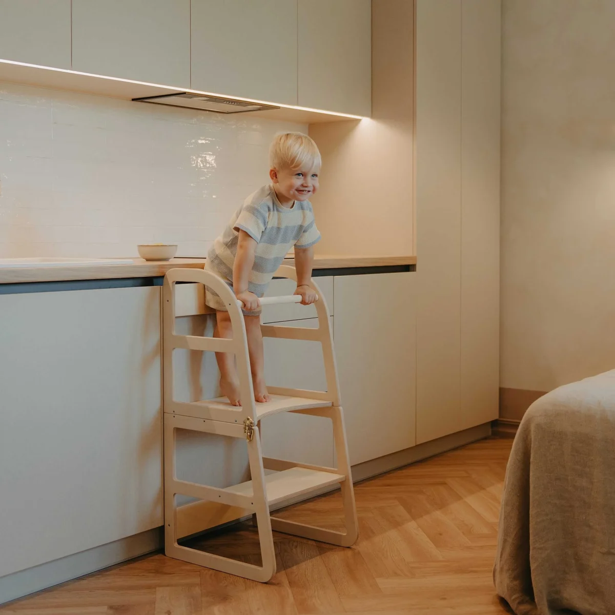 leg&go Sleekstep — 2-in-1 Tower That Folds into a Table & Chair