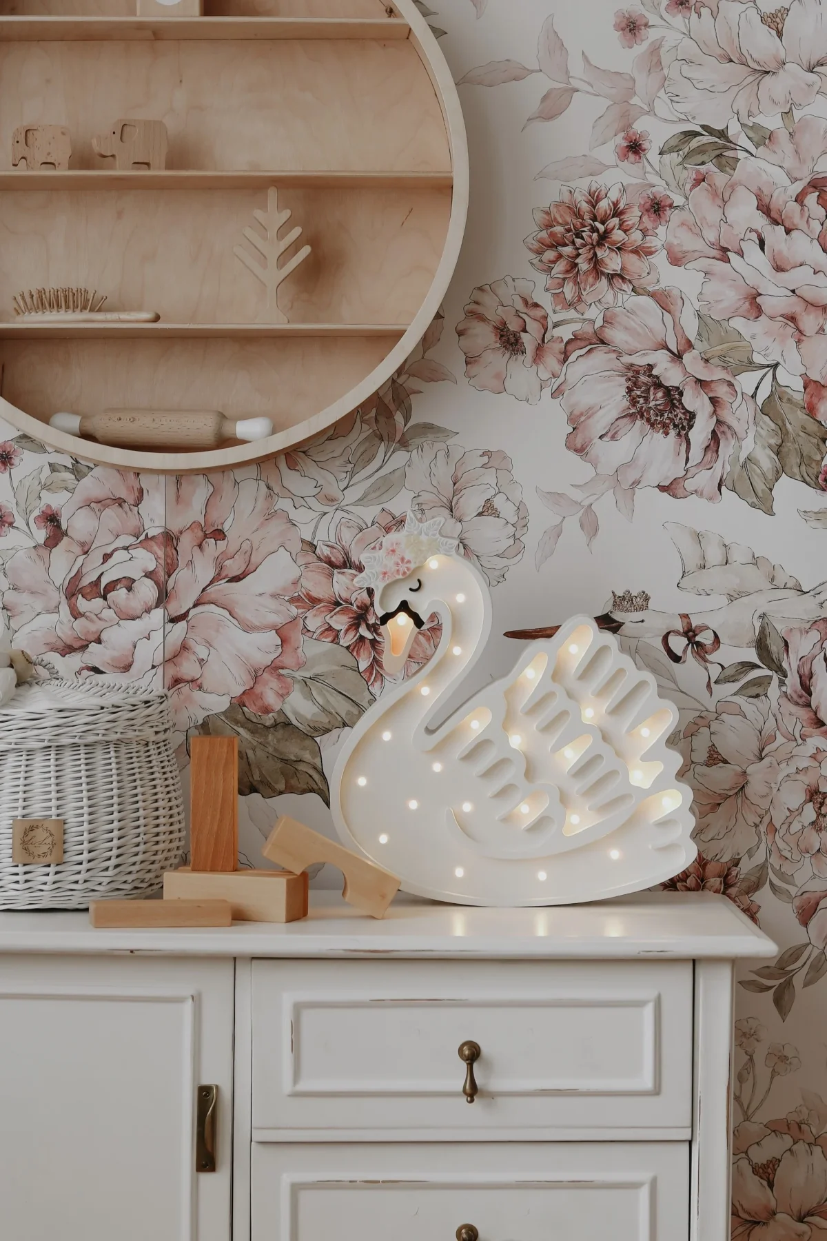 Little Lights Swan — puidust öölamp, foto 3