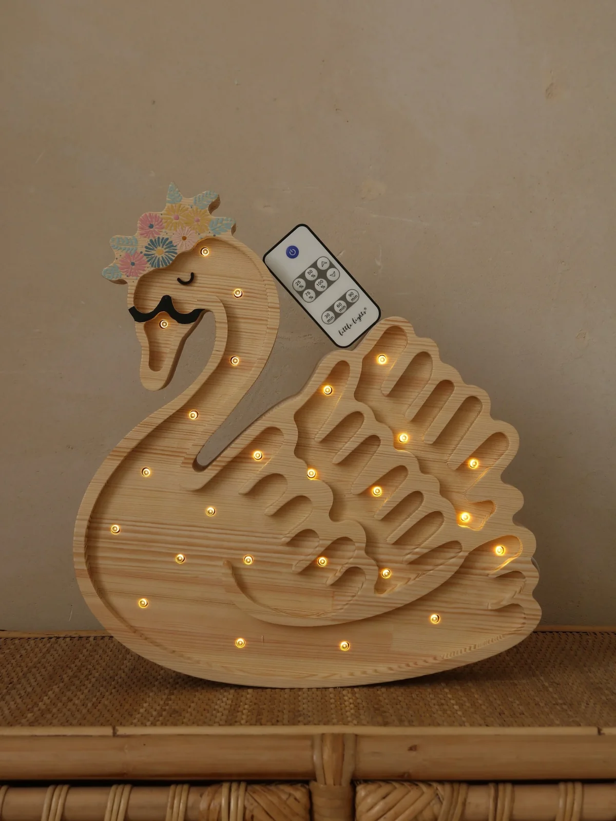 Little Lights Swan — puidust öölamp, foto 4
