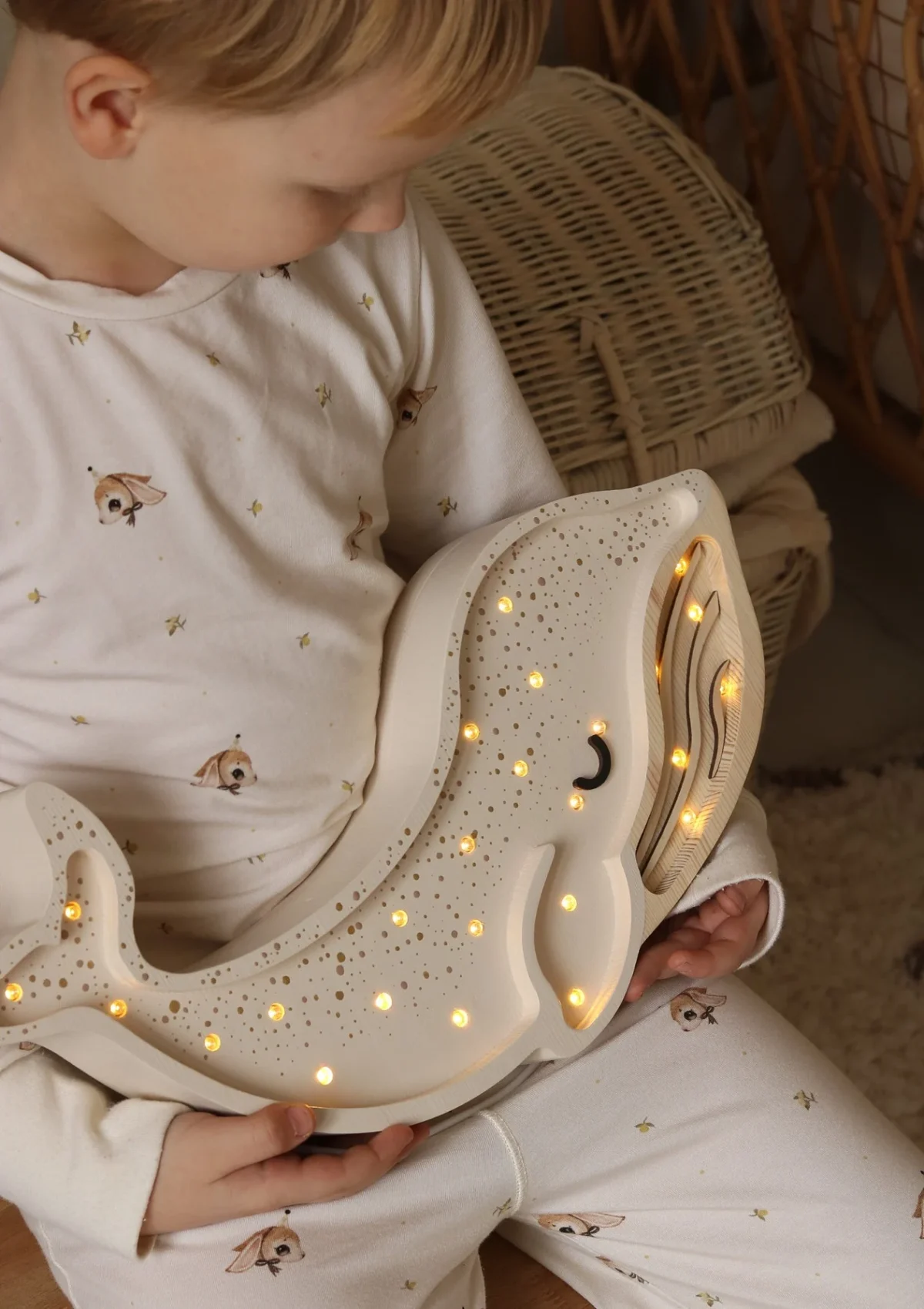 Little Lights Whale — puidust öölamp, foto 4